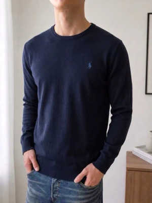 Ralph Lauren stickad tröja  - Säljer en sjukt fet stickad Ralph Lauren tröja i färgen mörkblå. Tröjan är i bra skick och därav inga defekter på den. Den är i strl M och sitter ungefär som en strl S- M. Hör gärna av er vid frågor eller funderingar 