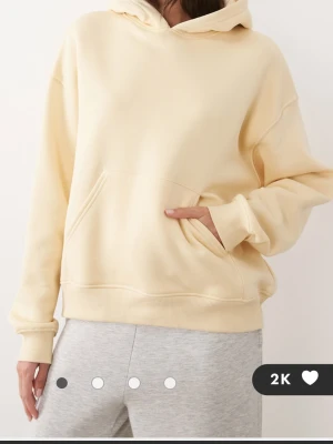 Helt nytt ljusgult mjukisset - Helt nytt oanvänt ljusgult mjukisset som är i storlek S, skriv vid fler frågor och funderingar, pris kan alltid diskuteras💛💛 NYPRIS: 650