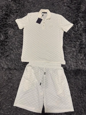 Llv short and t-shirt - Size M, brand new, good quality