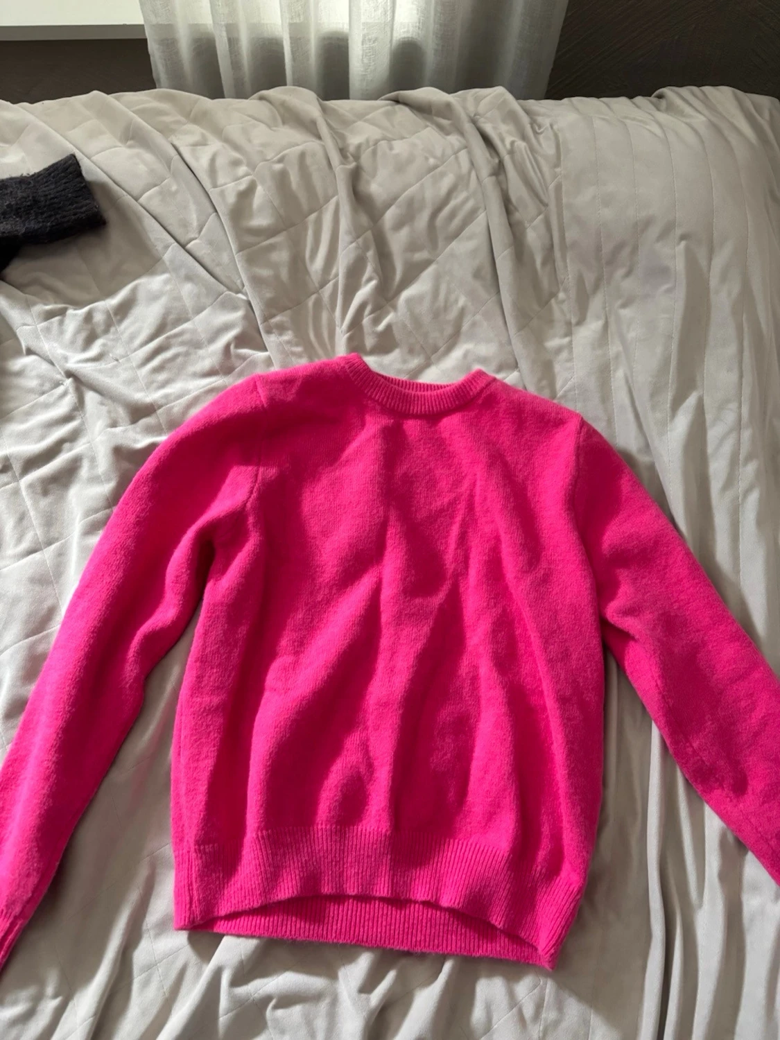 Knallrosa stickad tröja