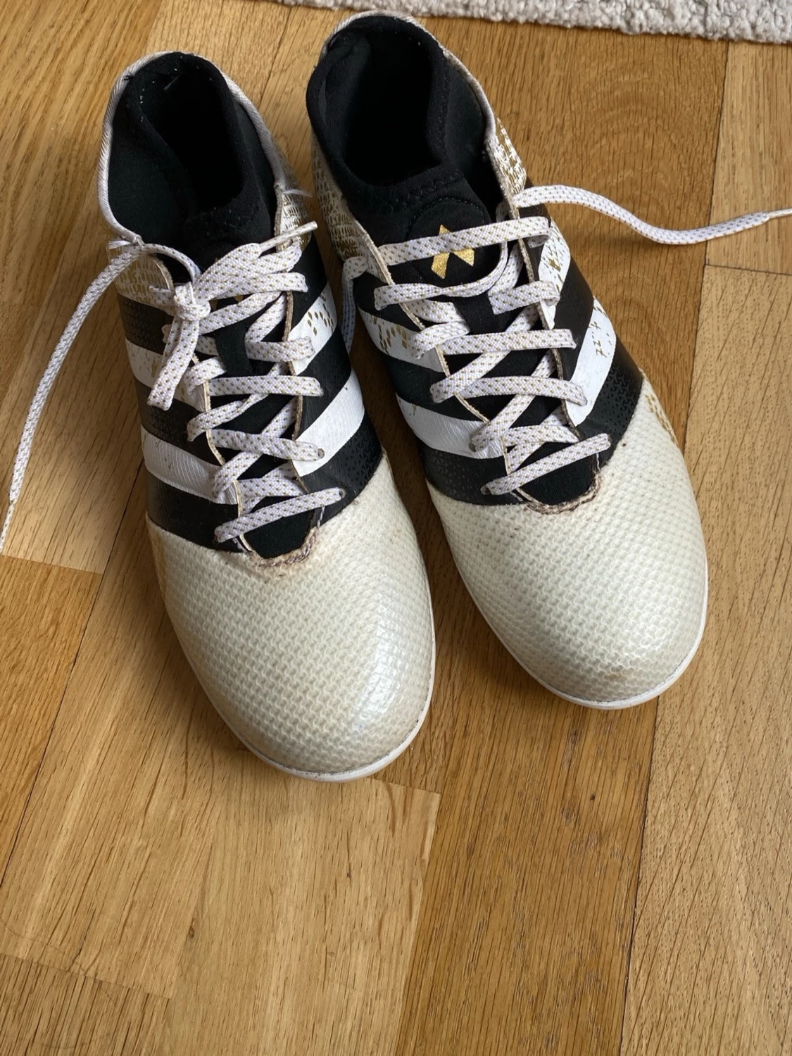 Adidas vita och svarta innetränings skor 