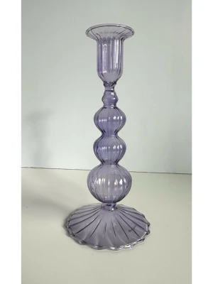 Lila glasljusstake med vågig fot - Superfin lila genomskinlig ljusstake i glas med vågig, ribbad design och rund fot. Ljusstaken har en modern look och är perfekt som inredningsdetalj. Passar för vanliga stearinljus och ger ett stilrent intryck i rummet. Ca 20cm hög. Mycket gott skick, som ny!