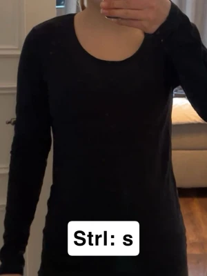 4 Svarta basic tröjor i xs/s - Sammanlagt 4 svart basic tröjor. 2 stycken enkla och stilrena svarta långärmade toppar med rund halsringning. Och 2 stycken enkla stilrena svarta T-shirts med rund halsringning. Tillverkade i mjuk bomull som sitter tight mot kroppen. Perfekta basplagg att matcha med allt i garderoben. 