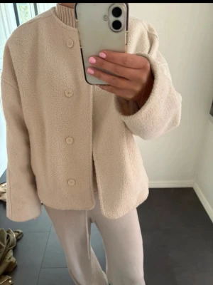 Beige teddyjacka Nelly  - Supermjuk och oversized teddyjacka i beige med stora knappar framtill. Superfin på.  Är i stl L men passar M också. 😊