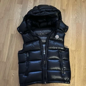 Moncler väst  - Hej, säljer den pga att jag köpt en ny väst. Passar perfekt. Inga konstigheter. OBS har ett lagat hål vid fickan men inget man tänker på (se sista bilden)