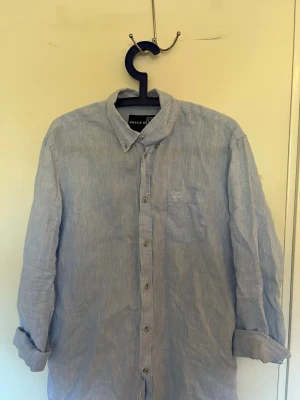 Linneskjorta Pelle P - Riktigt snygg Linneskjorta från Pelle P i oerhört bra skick. Perfekt nu till sommaren. Storlek M. Nypris 1500kr