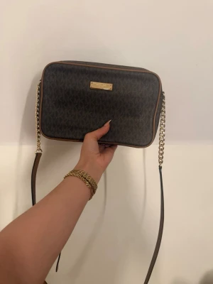 Michael Kors - Försöker bli av med material jag inte använder längre. Den är felfri. Säljer för 800. Kom med prisförslag! 