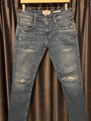 Replay anbass  - Replay anbass - skick 9/10, utmärkt skick! - storlek 30/30 - extremt snygga och eftertraktade jeans med slitningar - hör av er vid frågor🤝