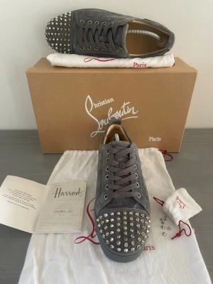 Christian Louboutin  - Christian Louboutin sneakers i topp skick. 9/10 skick. Skorna är i st 41,5. Allt og kan fås med vid fullpris eller överänskomelse