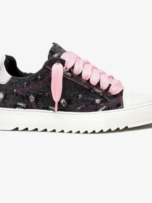 Svarta sneakers med rosa snören - Unika sneakers med svart denimliknande ovandel, slitna detaljer och kontrasterande vita tår och sula. Skorna har breda rosa skosnören som ger en cool touch. Snygg sicksackad sula och låg modell. Perfekta för dig som vill sticka ut med din stil.