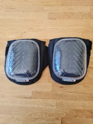 Parkside Gel Knee Pads knäskydd svart - Parkside Gel Knee Pads knäskydd i svart med hårt genomskinligt skal framtill. Justerbara remmar med kardborre baktill som gör att de sitter stadigt runt knäna.