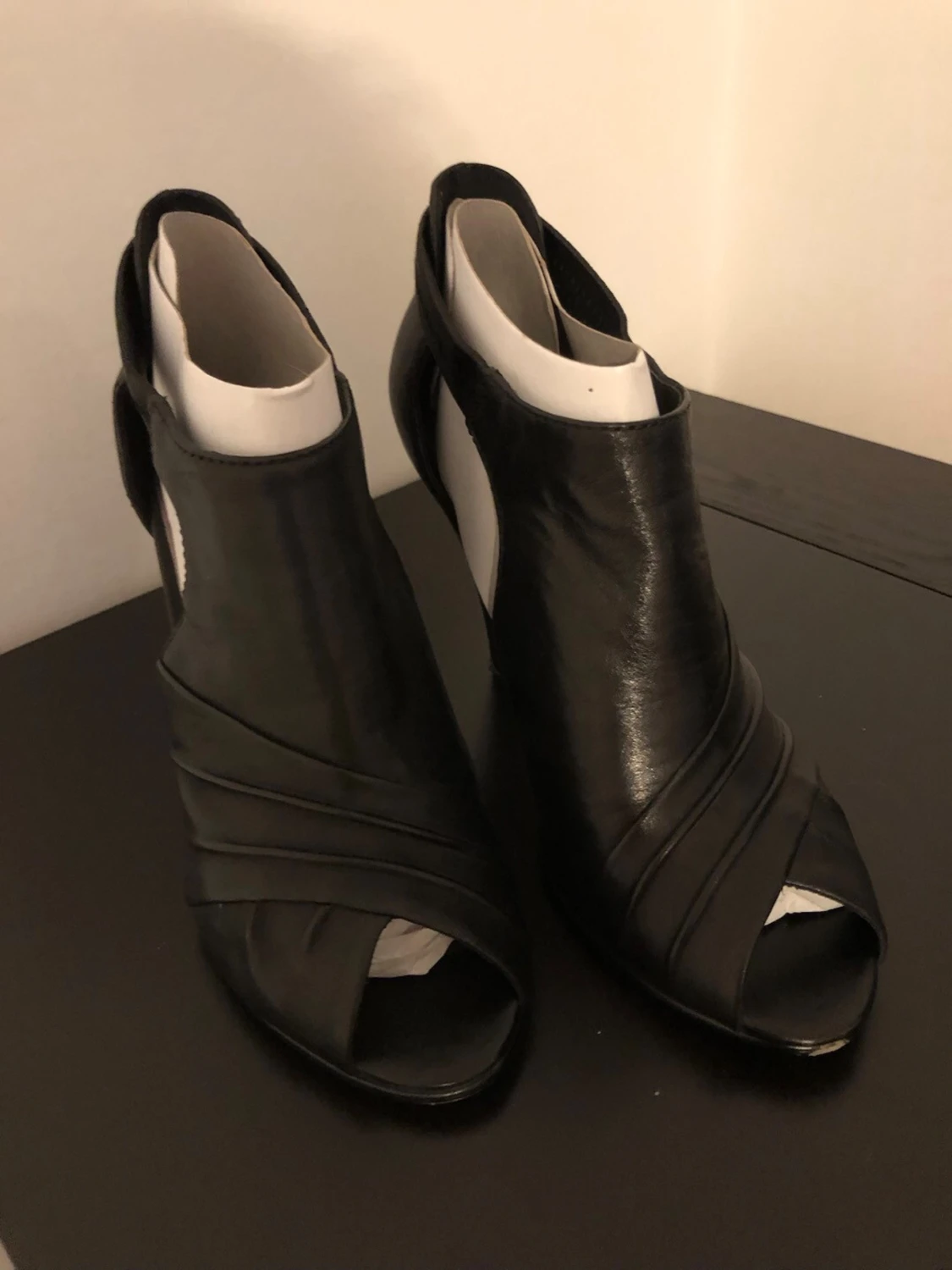 Svarta peep-toe pumps i skinn - 1