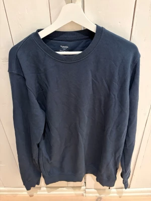 Mörkblå sweatshirt från Resteröds - Mörkblå sweatshirt från Resteröds i storlek L.