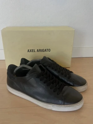 Svarta Axel Arigato sneakers  - Hejsan! Jag säljer mina Axel Arigato skor med bra skick. Perfekt till sommaren! Nypris är över 2700kr. Priset kan sänkas. Fraktar snabbt 