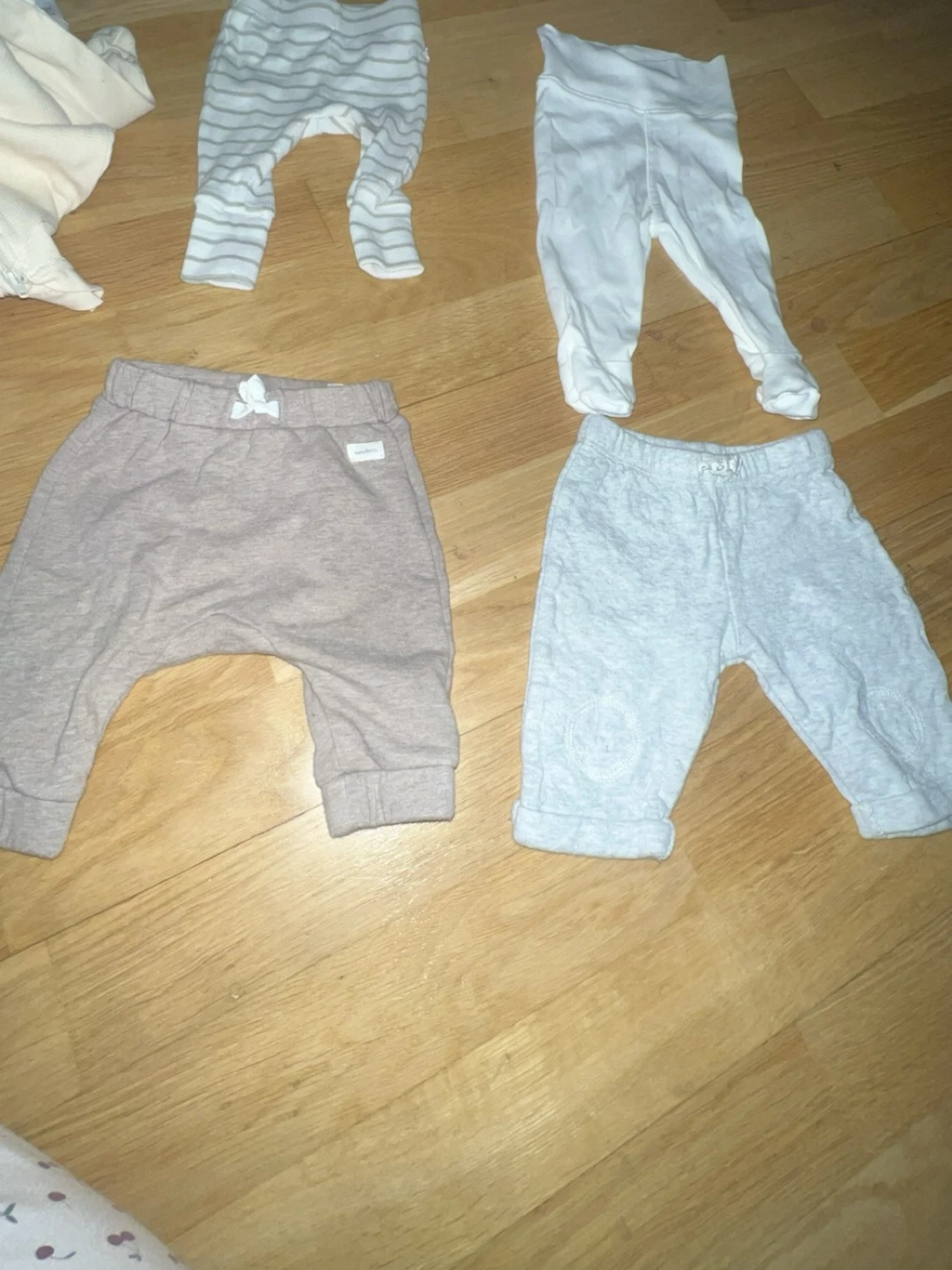 Mix av babybodys i neutrala färger - 3
