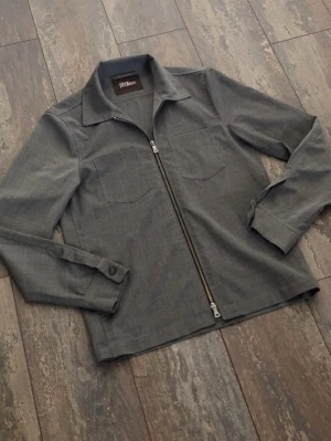 Oscar Jacobsson overshirt - Säljer en riktigt snygg overshirt från Oscar Jacobsson. Skicket är 10/10. Storlek S. Pris 599kr. 
