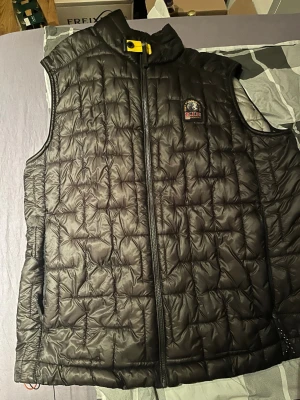  Parajumpers väst XL - Parajumper väst finns ett litet hål (se bild) har kvitto och alla taggar från köpet. 