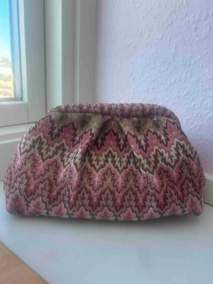 Necessär - Jättefin helt ny necessär i mycket bra skick🩷Säljer då den inte kommer till användning. Pris kan diskuteras vid snabb affär🩷Skriv privat vid fler frågor/bilder🩷