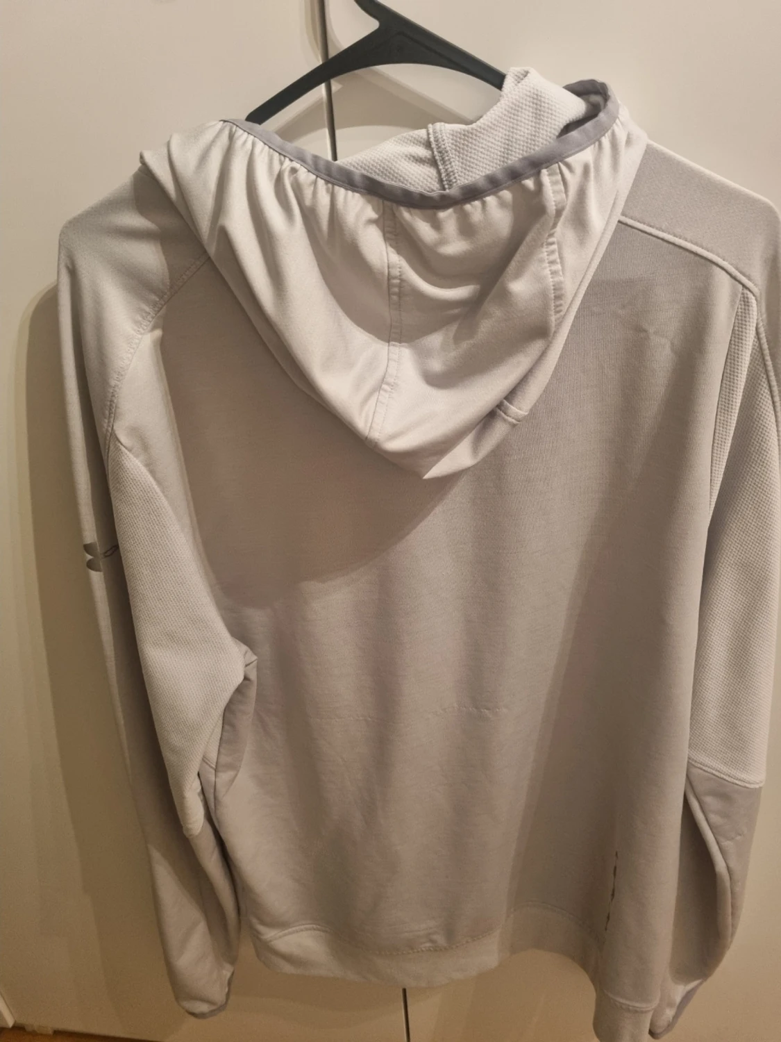 Ljusgrå hoodie från Under Armour - 2