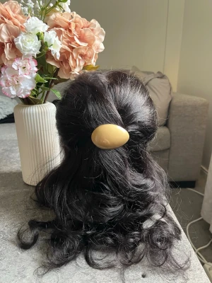 Guldig hårklämma - En snygg guldfärgad hårklämma. Denna hårklämma är gjord av en sked som vi har kapat av och därefter satts på en klämma. Hållbar och stilig🤗✨ Skedarna är köpta second hand för att minska på klimatförändringarna