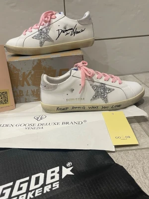 Golden goose skor - TVEKA INTE PÅ ATT SKICKA BUD!!😊Helt nya golden goose skor. Storlek 38. Sällsynt populär modell med text skriven på skon. Riktigt snygga perfekt för dig som vill sticka ut i mängden! Skickar snabbt!