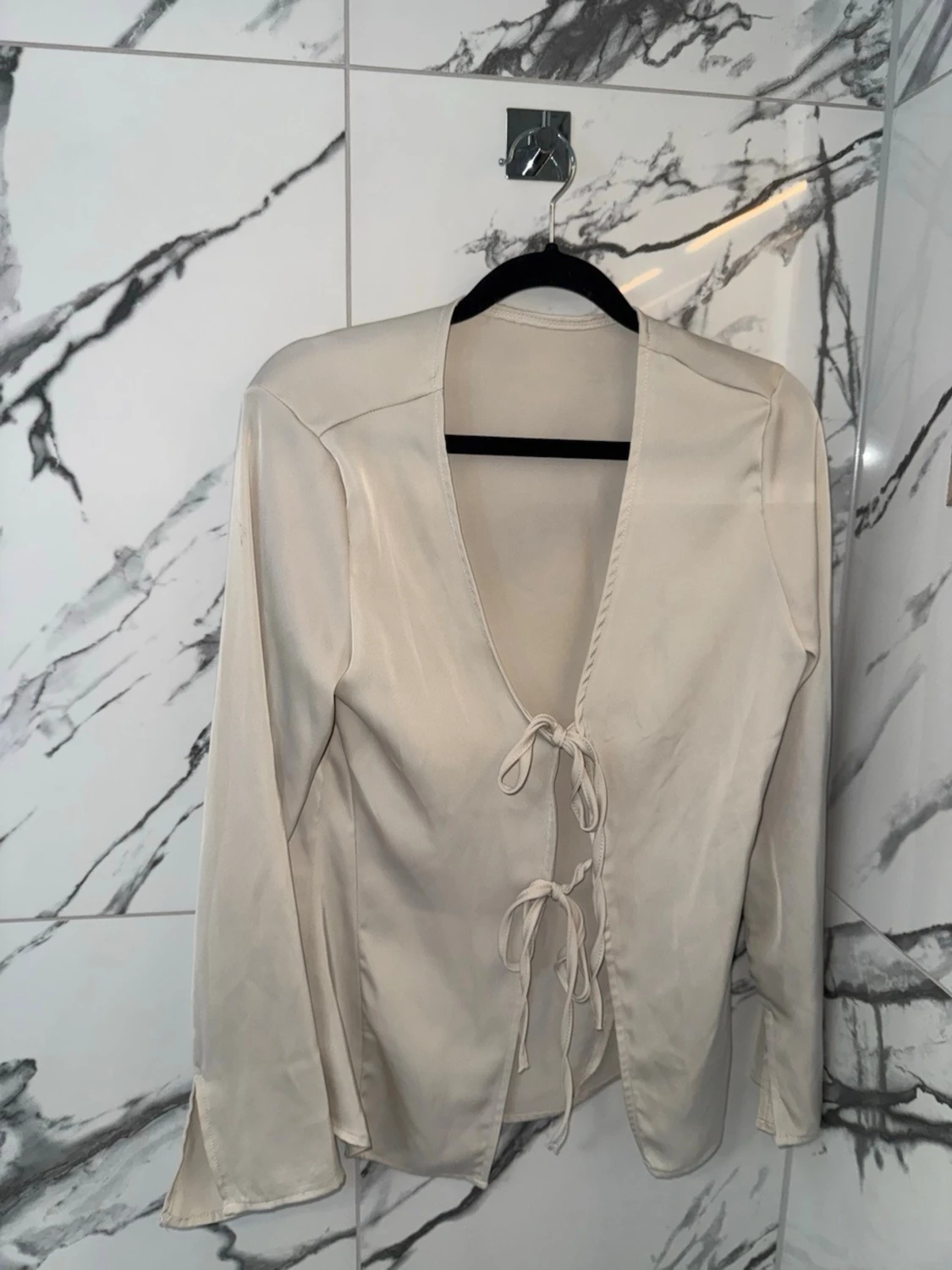 Beige satinblus med knytning - 1