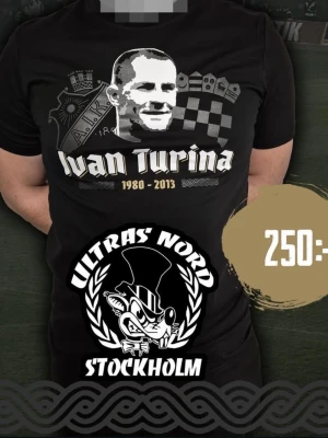 Svart AIK t-shirt Ivan Turina - Svart t-shirt med tryck av Ivan Turina, AIK-emblem och schackrutigt mönster. Texten 'Ultras Nord Stockholm' och årtalen 1980-2013 finns på framsidan. Perfekt för AIK-supportern som vill visa sitt stöd.