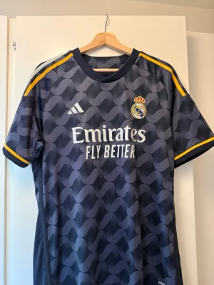Real Madrid T-shirt - Från Unisport, säljer åt min kille. Använd fåtal gånger helt i nyskick, skriv vid frågor/bilder