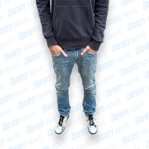 True Religion Slim fit jeans💙 - Storlek: W30 • Längd: 103 cm • midja: 42 cm • benöppning: 18 cm • Innerbenslängd: 82 cm • lårbredd: 26,5 cm • OBS! 4 revor på knäna varav 2 är reparerade, smått uppsydda, jeansknappen utbytt • hör gärna av dig vid frågor🤝