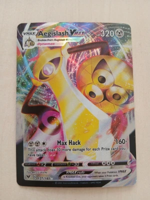Aegislash VMAX Pokémonkort - Säljer ett färgglatt och holografiskt Aegislash VMAX-kort från Pokémon Sword & Shield-serien. 