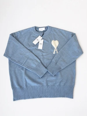 Ljusblå Ami tröja - Tjena! Säljer nu denna ami tröjan som är i nytt skick, bara testad. Den har en ljusblå färg som passar väldigt bra nu till sommaren när dom ljusa färgerna äntligen kommer fram! Priset är inte hugget i sten men kan sänkas vid snabb affär, hör av dig om de är något du undrar!