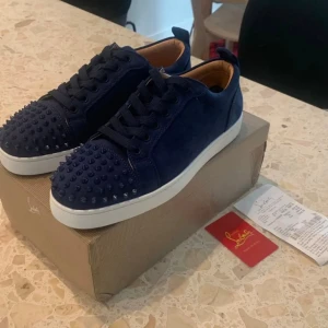 Christian Louboutin  - Ett par stilrena Christian Louboutin fint skick 9/10        • Använda fåtal gånger strl 43                                                          • Kvitto finns. De som medför Orginal box & dustbag som medföljer tveka inte att skriva vid minsta fundering så svaras de kvickt! 🤞