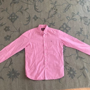 Rosa skjorta från Morris - Snygg rosa skjorta från Morris i storlek L. Säljer för den är för liten. Nypris: 1400kr