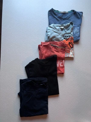 5st T-shirts - 5 st barn t-shirts 2 neutrala och 3 mer somriga. Storlek 134-150 på alla t-shirts.