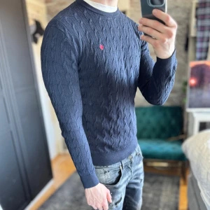 Morris kabelstickad tröja - Mycket bra skick, inga defekter! Passar dig som är mellan 170-180cm ungefär. Storleken är L men sitter som M. Modellen är 185 cm, 75kg. Sänkta priser på köp av fler varor! Skriv för mer information🤝