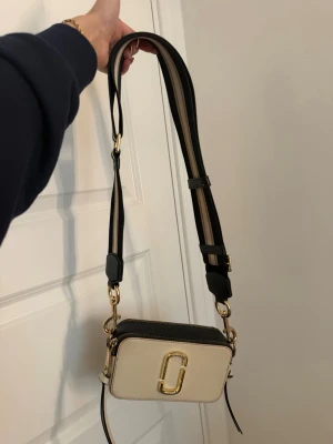 Marc Jacobs väska - Vill bli av med denna pga present från mitt ex, den är lite sliten på självaste märket men inget man märker av från långt håll. Nypris 3/4 tusen. Säljer för 2500 kr. Öppen för förslag! 