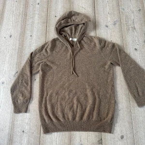 Tröja i merinoull - La’Santino Tröja i merinoull i färgen beige. Storlek S. Mycket fint skick, nästan helt oanvänd. Först till kvarn!