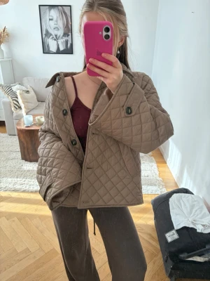 jacka  - super snygg jacka! använd ca 2 gånger❣️