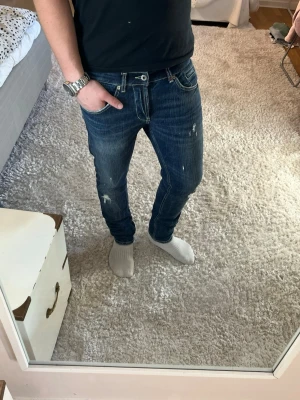 Dondup George jeans - Dondup Jeans med slitningar | skick 9/10 | Storlek 35 | Pris - 799kr | Modellen är ca 180cm lång | Hör av dig vid minsta fråga eller fundering!!