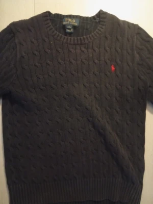 Ralph Lauren cable knit - Hej säljer en marinblå Ralph Lauren cable knit i storlek XS-S. Pris går att diskutera.