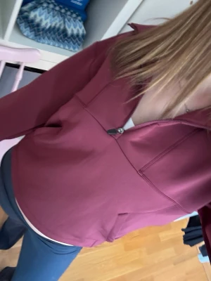 Vinröd träningströja med halv dragkedja🫶🏻 - Säljer en vinröd träningströja med halv dragkedja framtill och känguruficka. Hoodien har en avslappnad passform och är tillverkad i mjukt tränings material. Perfekt för chill dagar eller när du vill vara bekväm men ändå snygg. Super skön!!🤍