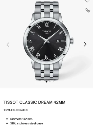 Tissot Classic Dream 42mm klocka - Stilren Tissot Classic Dream herrklocka med svart urtavla, romerska siffror och datumvisning. Boett och länk i silverfärgat rostfritt stål. Klassisk design som passar till allt och känns både modern och tidlös. Som ny användes 2 gånger 