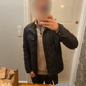 Ralph Lauren | Jacka  - Jacka quilted - Ralph lauren - Lätt fodrad och perfekt för hösten och inpå vintern - Storlek M (modellen är 184 cm) - Nypris 2399:-