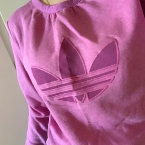 Adidas hoodie  - Snygg lila hoodie från Adidas. Perfekt för en avslappnad och sportig stil. Är endast provad, och prislappen är kvar.