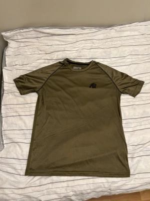 2st Gorilla Wear T-shirts - 2st Gorilla Wear t-shirts i storlek M. Passformen är tajt runt axlar och armar så ni vet. 