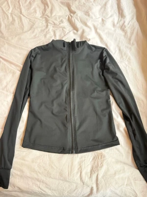 träningströja - säljer en ”träningströja” som endast är testad, står ingen storlek men gissar på runt XS till XXS