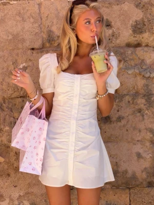 Filippa Montan Klänning - Säljer den slutsålda klänningen ifrån Filippa Montans kollektion på meet me there! Tyvärr var den lite förstor för mig men den är verkligen så fin!! Helt ny med prislapp! Storlek S/M