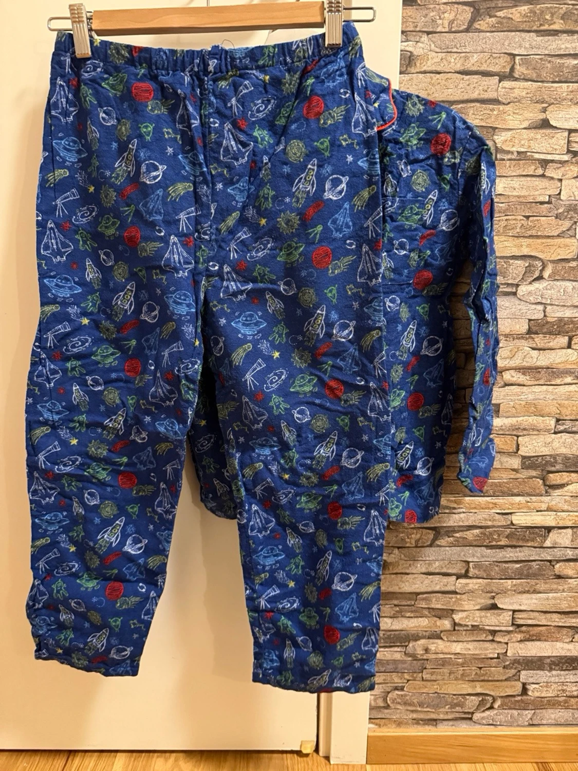 Blå pyjamas med rymdmotiv