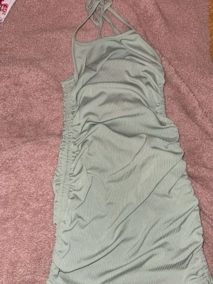 Halterneck klänning - En halterneck klänning med snöre i sidorna