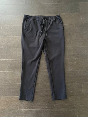 JPSTWILL JJPHIL NOR BLACK NOOS - Ser ut som chinos ungefär men i mycket skönare stretchigt material. Har aldrig använt utan bara testat en gång.